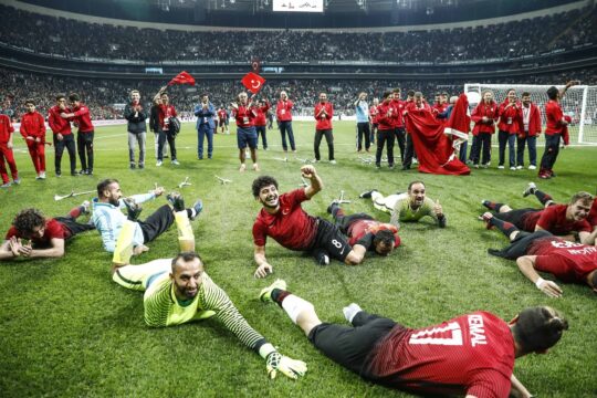 Futbolcular kazanıyor, klüpler zarar ediyor