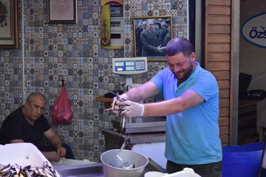 Trabzon'da balıkçı tezgahlarında hamsi bolluğu