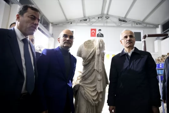 Ulaştırma ve Altyapı Bakanı Uraloğlu, Muğla'da Stratonikeia Antik Kenti'ni ziyaret etti