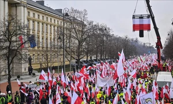 Polonyalı çiftçiler AB’nin tarım politikalarını protesto için Varşova’da yürüyüş düzenledi