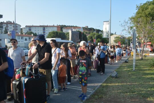 Kurban Bayramı tatilinde Ayvalık'tan Midilli Adası'na geçişlerde yoğunluk yaşanıyor