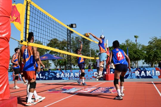 Red Bull Back Line Sokak Voleybolu Turnuvası'nın ilk ayağı Antalya'da yapıldı
