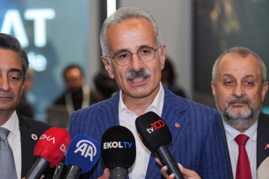 Ulaştırma ve Altyapı Bakanı Uraloğlu, IDEF 2025'i ziyaret etti:
