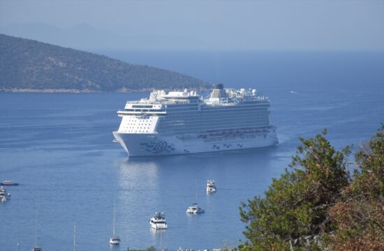 “Aroya” kruvaziyeri 1750 yolcusuyla Bodrum’a geldi