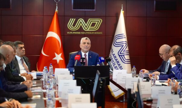 Ticaret Bakanı Bolat, Uluslararası Nakliyeciler Derneği'ni ziyaret etti: