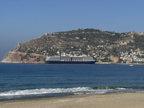 Hollanda bayraklı “Oosterdam” kruvaziyeri Alanya Limanı'na demirledi