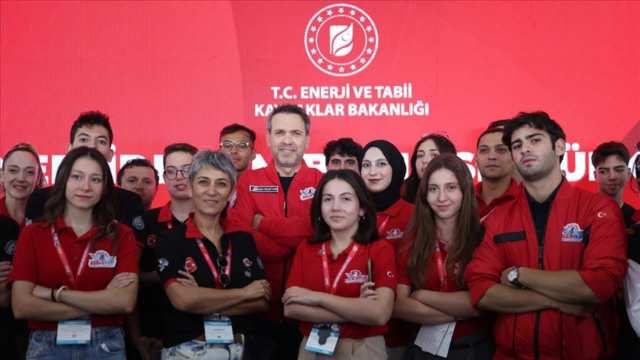 Bakan Bayraktar, TEKNOFEST İstanbul’da gençlerle buluştu