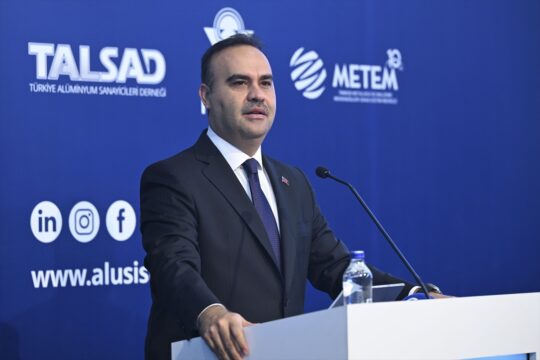 Bakan Kacır: “Lojistik avantajlarımızla küresel pazarlarda önemli rekabet avantajına sahibiz”