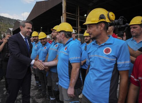 Enerji ve Tabii Kaynaklar Bakanı Bayraktar, Soma Termik Santrali'nin yeniden çalışmaya başlayacağını ve bu ay içinde netleşecek yeni işletmeciyle yoluna devam edeceğini bildirdi