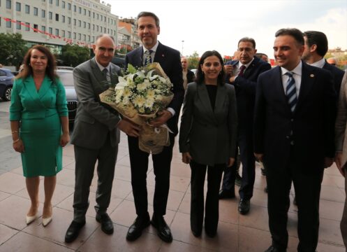 Enerji ve Tabii Kaynaklar Bakanı Bayraktar, Manisa Valilliği'ni ziyaret etti