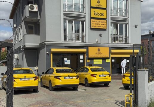 İstanbul'da taksiciler yeni tarife için cihazlarını istasyonlarda güncelletiyor