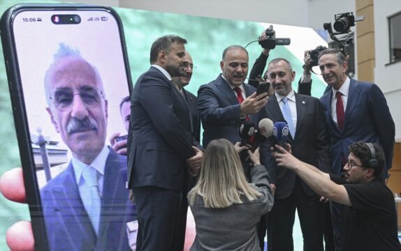 Bakan Uraloğlu, 5G ihalesinin yapıldığı salona canlı bağlantıyla hitap etti:
