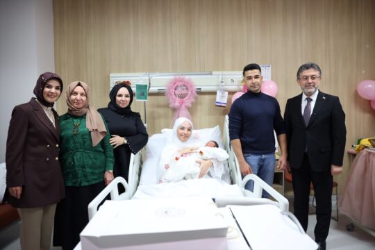 Her yeni doğan bebek ve yeni evli çift adına bir fidan