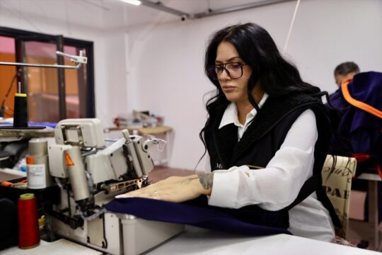 Üç dikiş makinesiyle başladığı tekstil sektöründe dünya pazarına açıldı