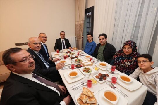 Bakan Kacır Malatya'da depremzede ailenin iftar sofrasına konuk oldu