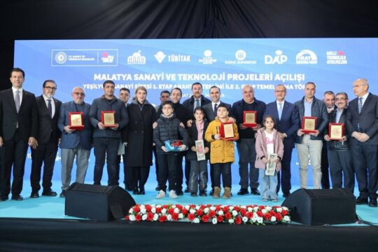 Bakan Kacır, Malatya'da depremzede sanayiciler için yapılan iş yerlerinin anahtar teslimine katıldı: