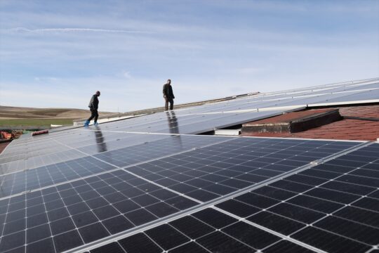 Devlet desteğiyle kurduğu işletmesinde günlük 1,5 ton süt elde ediyor