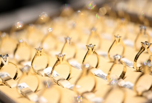 Sevgililer Günü için gençler gümüş, yetişkinler altın tercih ediyor