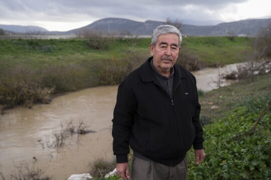 Tarlaları su altında kalan çiftçiler, açtıkları kuyular ve düdenlerle suyu yer altına aktarıyor