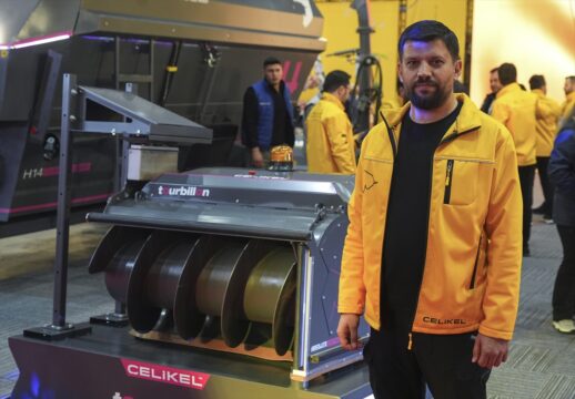 Yerli yem itme robotu çiftliklerde yem israfını azaltıp süt verimini artıracak